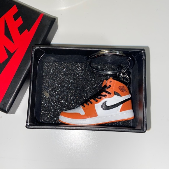 NIKE CUSTOM SHOE KEYCHAIN WITH BOX - Picture 5 of 8